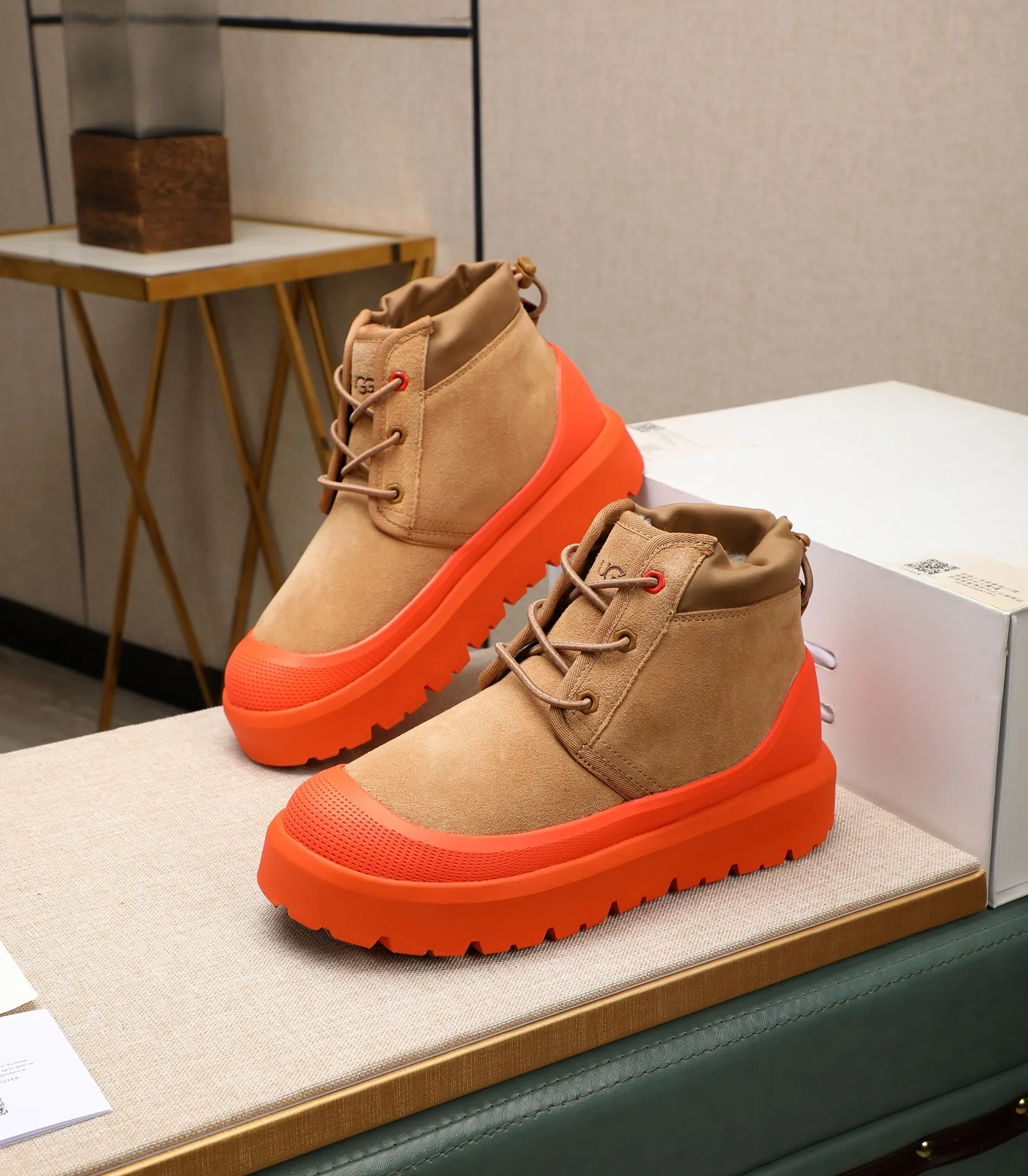 Men's shoes 💰580 (same style for men and women) Please pay attention to the quality of the original order and compare the thickness of the wool 🏮🏮The popular UGG is from Australia's warm luxury brand men's shoes, the official website is synchronized, Beckham men's style..., made of imported first-layer waxed cowhide, waxed toe cap, Australian real wool velvet lining Carefully sewn...Imported rubber Martin boots outsoles (comfortable, soft and wear-resistant). I really like the quality..Exquisite workmanship. You won't be able to put it down at first sight. Sizes 35-44